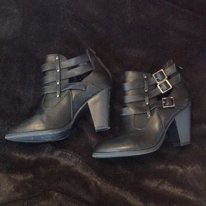 ✨SOLD✨ Cutout Detail Booties